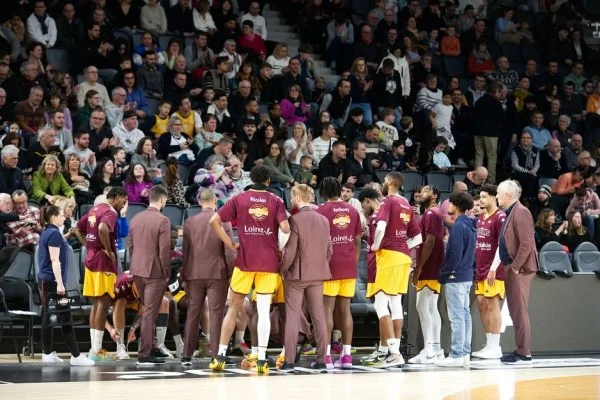 basketball team huddle timeout
